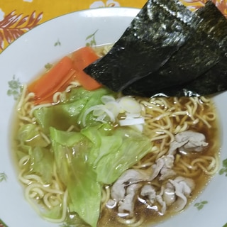 キャベツと人参と豚肉と焼き海苔入り醤油拉麺☆